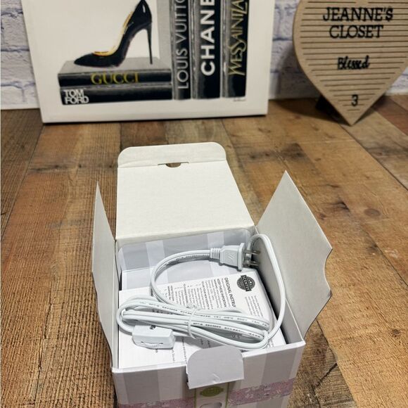 Scentsy White Fluted Warmer New in box - Picture 4 of 6